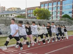 尼日利亚女足勇于拼搏，积极备战()